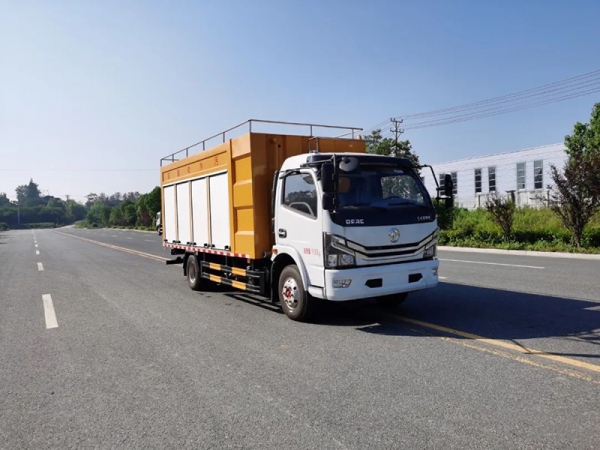 Всасывающий и очистительный автомобиль Dongfeng Small Dolica 3308